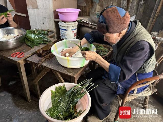 岁“粽子爷爷”：方便年轻人吃口热乎早饭｜封面头条pg电子首页5毛钱一个粽 16年不涨价 乐山90(图4)