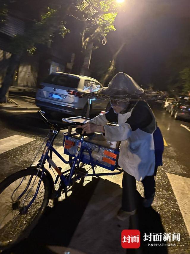 岁“粽子爷爷”：方便年轻人吃口热乎早饭｜封面头条pg电子首页5毛钱一个粽 16年不涨价 乐山90(图3)