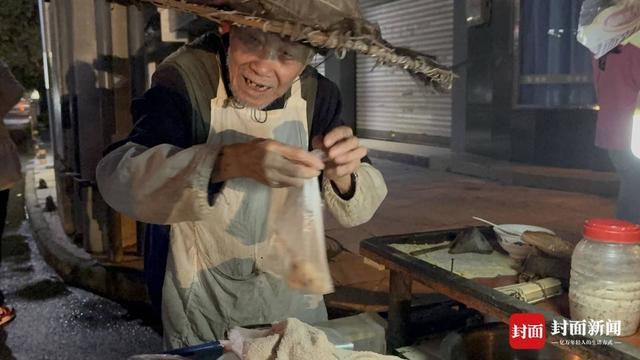 岁“粽子爷爷”：方便年轻人吃口热乎早饭｜封面头条pg电子首页5毛钱一个粽 16年不涨价 乐山90(图8)