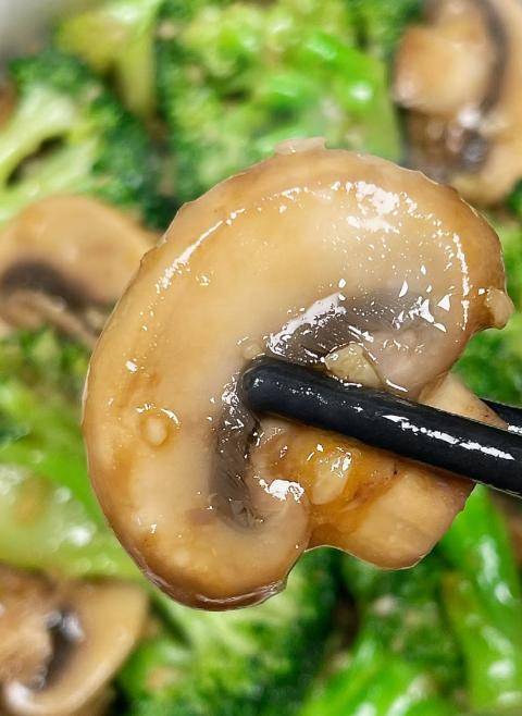 养！西蓝花炒口蘑快做起来！pg电子平台降脂解腻有营