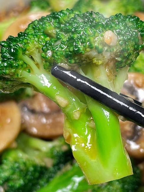 养！西蓝花炒口蘑快做起来！pg电子平台降脂解腻有营(图3)