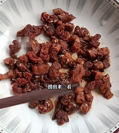 离了个大谱！男子75元一斤买手撕牛肉干焯水后发现变豆腐干(图2)