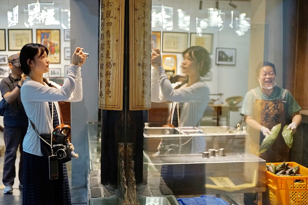 江丨一只嘉兴粽裹住千年江南味pg电子首页跟着土特产游浙(图3) 江丨一只嘉兴粽裹住千年江南味pg电子首页跟着土特产游浙(图3)